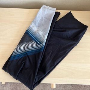 With Exclusively for Equinox Blue/White Snakeskin Leggings Size M